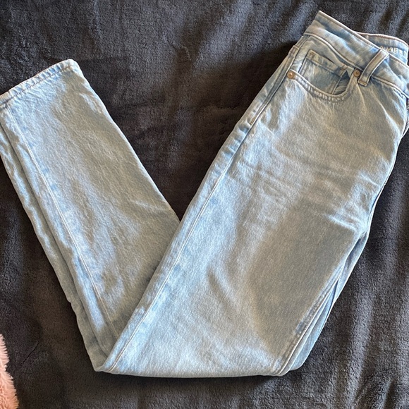 American Eagle Strigid Mom Jeans
Size 00 - Picture 1 of 2